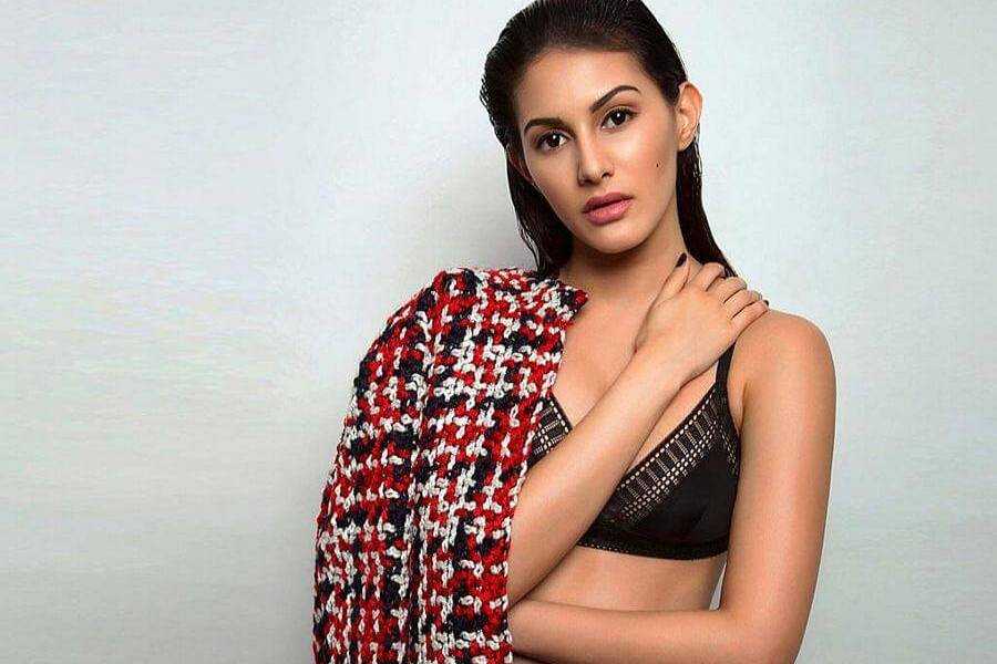 Amyra Dastur Wiki, Biography, Age, Family, Movies, Images