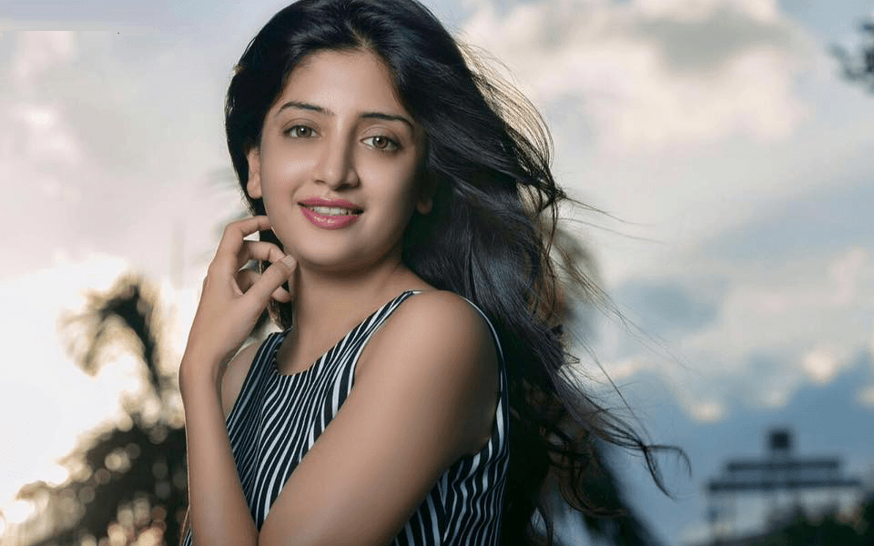 Poonam Kaur Wiki, Biography, Age, Movies, Family, Images