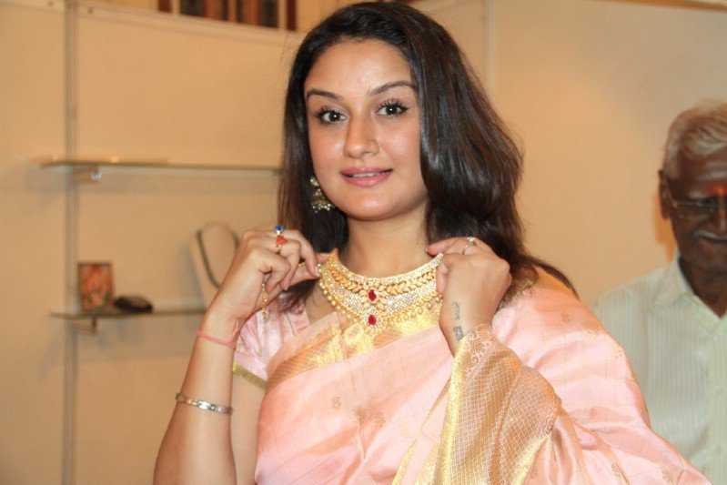 Sonia Agarwal Wiki, Biography, Age, Movies List, Family, Images