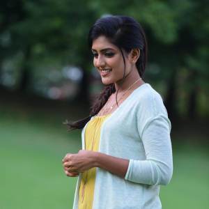Eesha Rebba Wiki, Biography, Age, Movies, Family, Images - wikimylinks