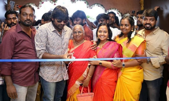 Jessy (vijay Sethupathi Wife) Wiki, Biography, Age, Family, Images 