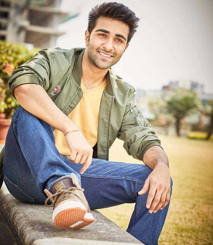 Aadar Jain Wiki, Biography, Age, Family, Images - wikimylinks