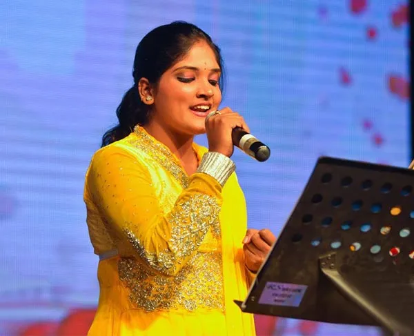 Harini Singer Wiki 8